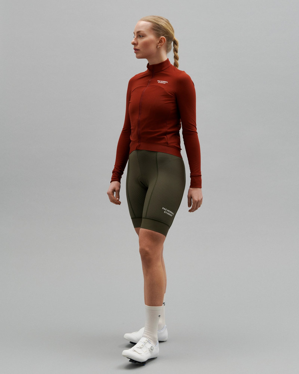 Maillot largo mujer Pas Normal Studios Essential en Brick, foto de modelo en ruta #Color_Brick