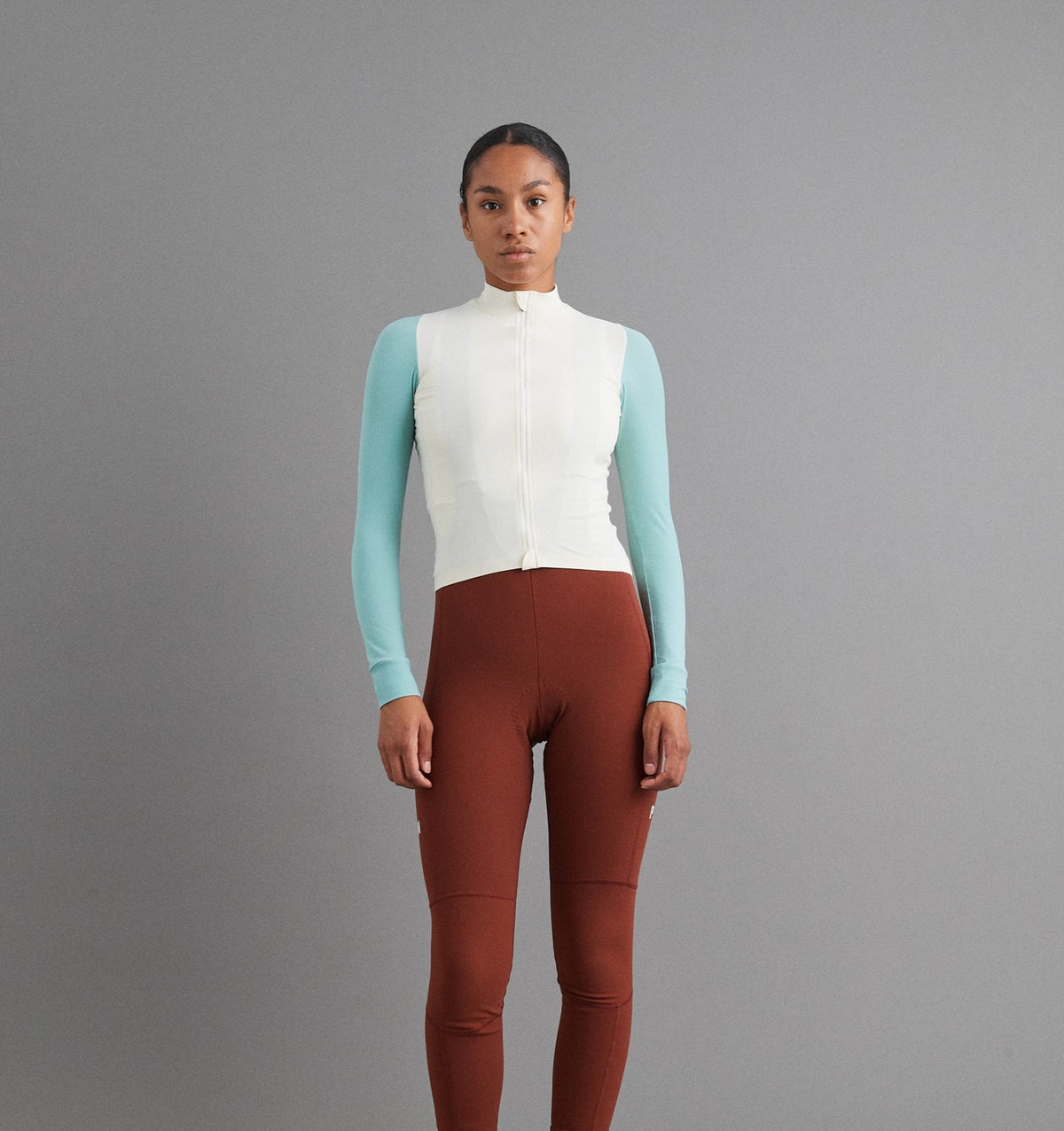 Maillot Largo Mujer Pas Normal Studios Mechanism en Off-White / Light Teal, sobre ciclista #Color_Off-White / Light Teal