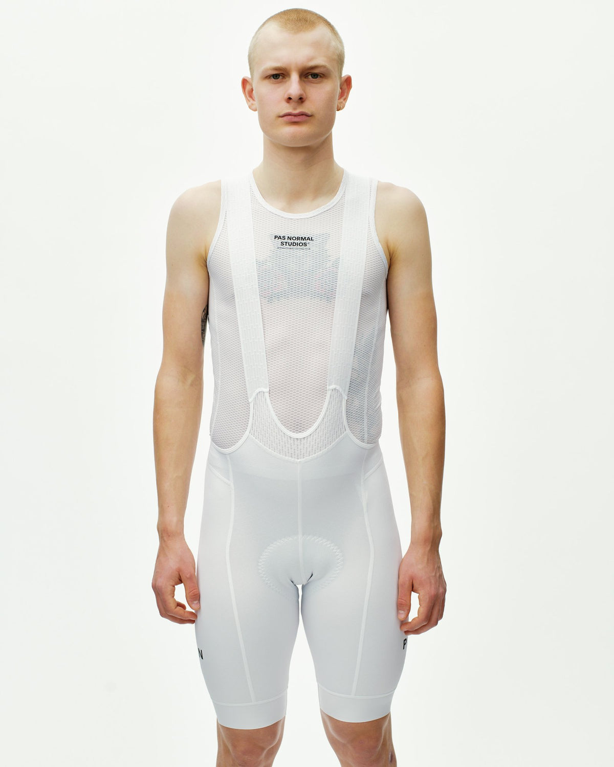 Culotte corto Pas Normal Studios Mechanism en White, llevado por el modelo, vista frontal #Color_White