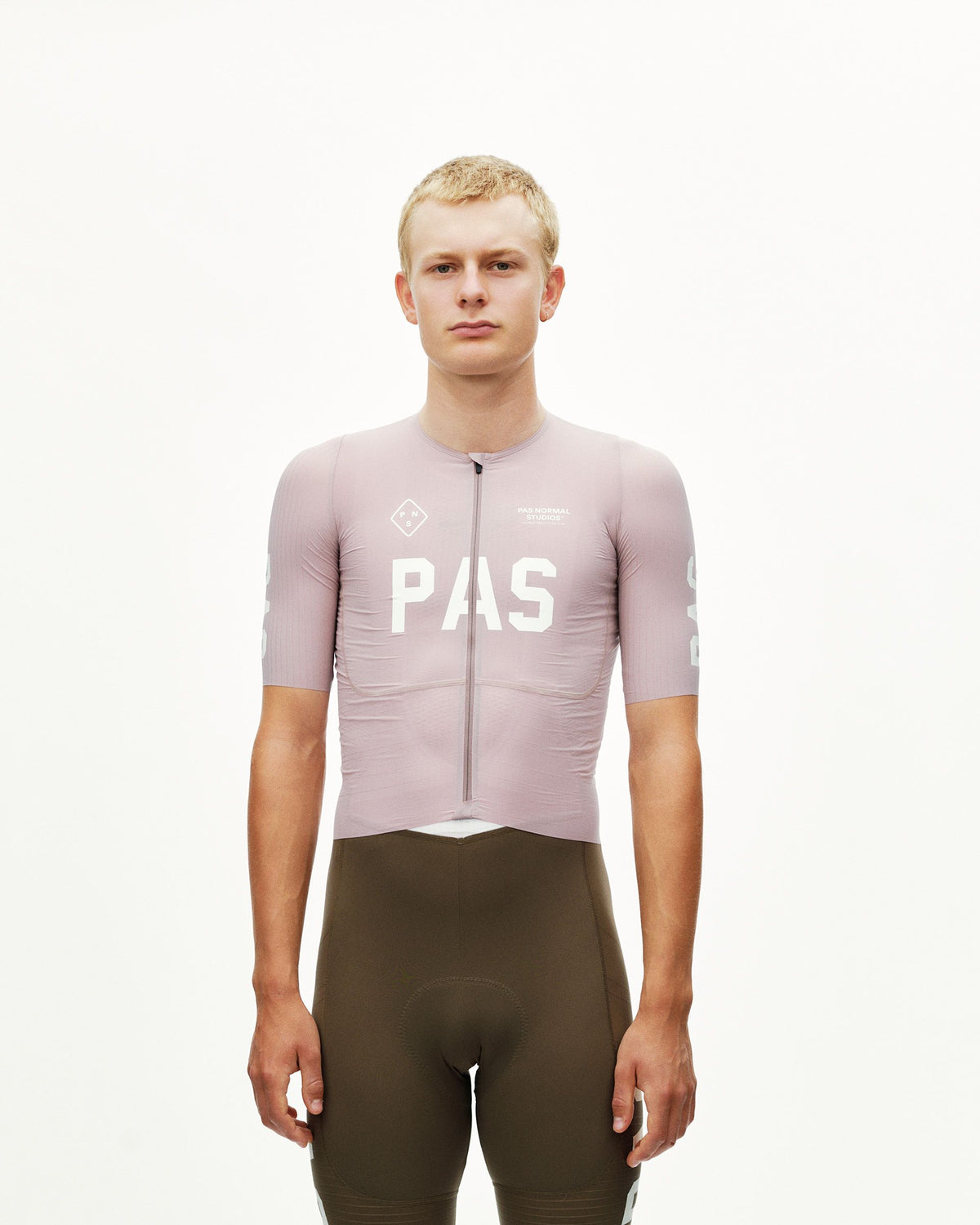 Maillot Corto Pas Normal Studios PAS Mechanism Pro en Taupe Rose, sobre el ciclista #Color_Taupe Rose