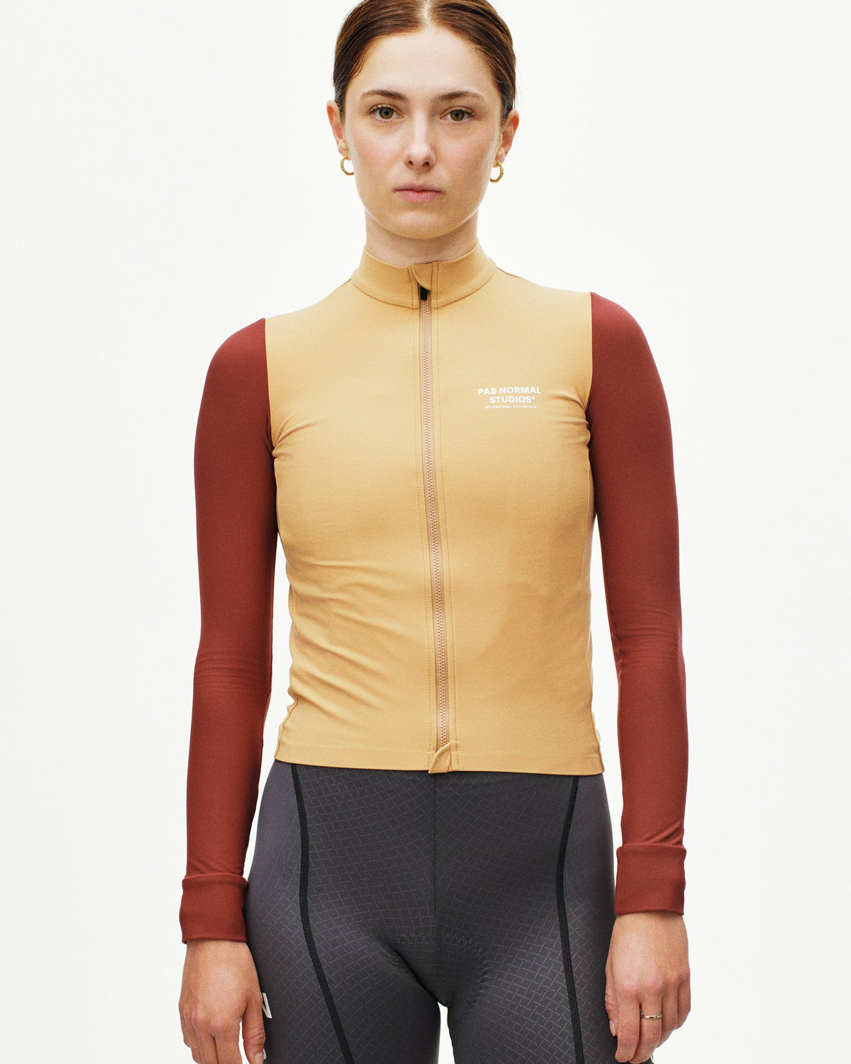 Maillot Largo Mujer Pas Normal Studios Mechanism en Camel / Marron, sobre ciclista #Color_Camel / Marron