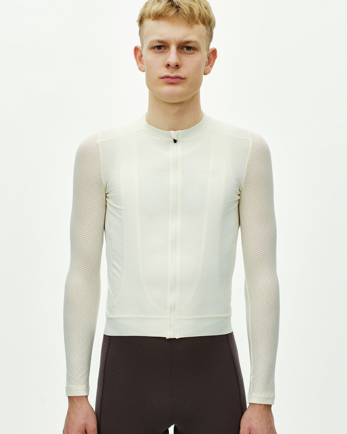 Maillot Largo Pas Normal Studios Essential Light en Off White, vista frontal sobre ciclista #Color_Off White