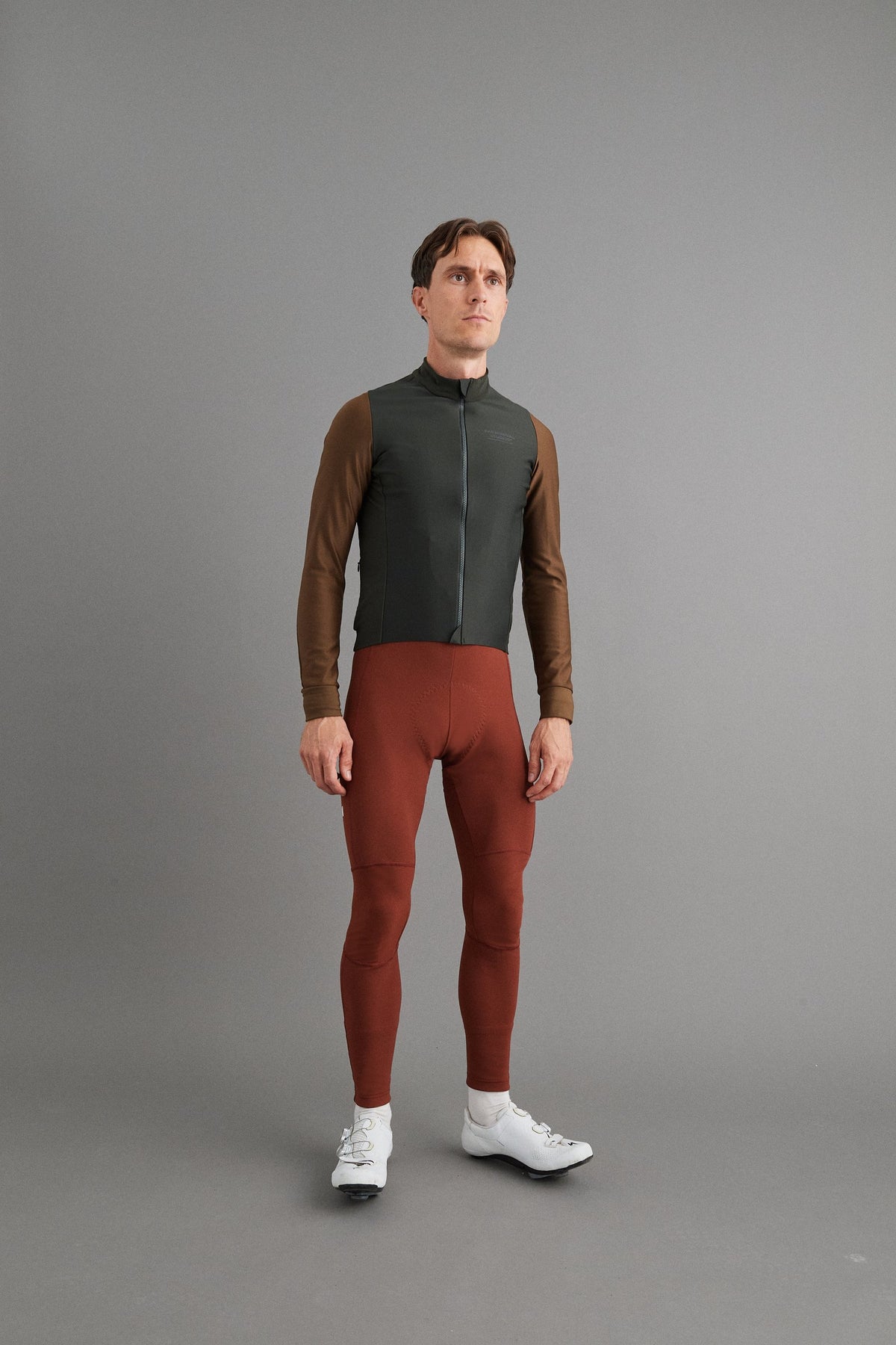 Maillot largo térmico Pas Normal Studios Mechanism Thermal en Dark Olive / Army Brown, sobre el ciclista #Color_Dark Olive / Army Brown