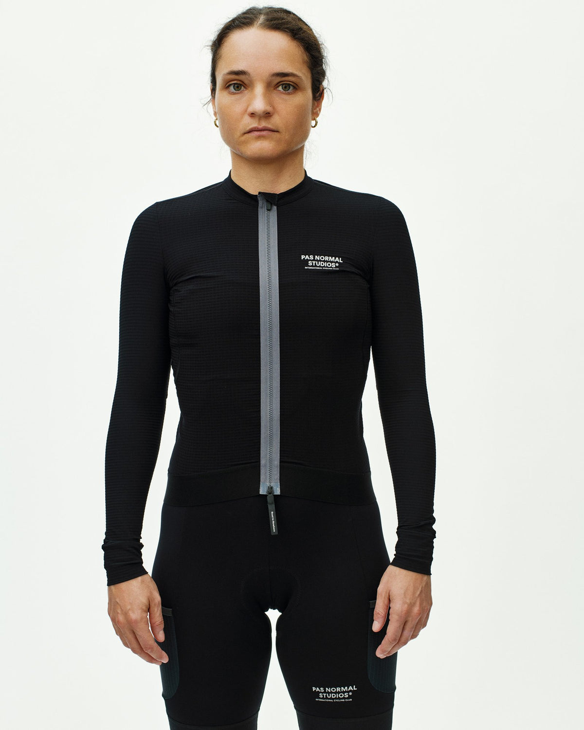 Maillot largo de mujer Pas Normal Studios Escapism en Black, sobre la ciclista #Color_Black