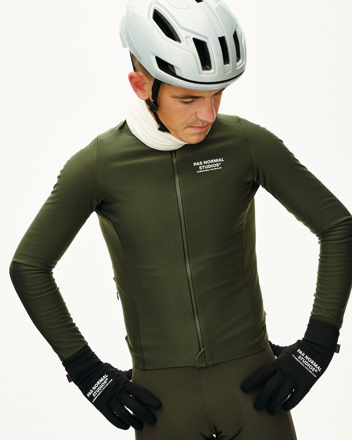 Maillot largo térmico Pas Normal Studios Mechanism Thermal en Dark Olive, sobre el ciclista #Color_Dark Olive