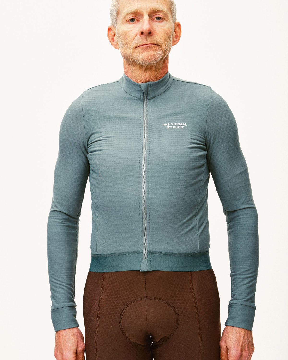 Maillot Largo Pas Normal Studios Essential en Grey Teal, vista frontal sobre ciclista #Color_Grey Teal