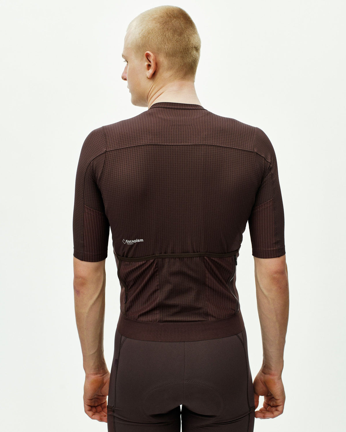 Maillot Corto Pas Normal Studios Escapism en Dark Red, vista trasera sobre ciclista #Color_Dark Red