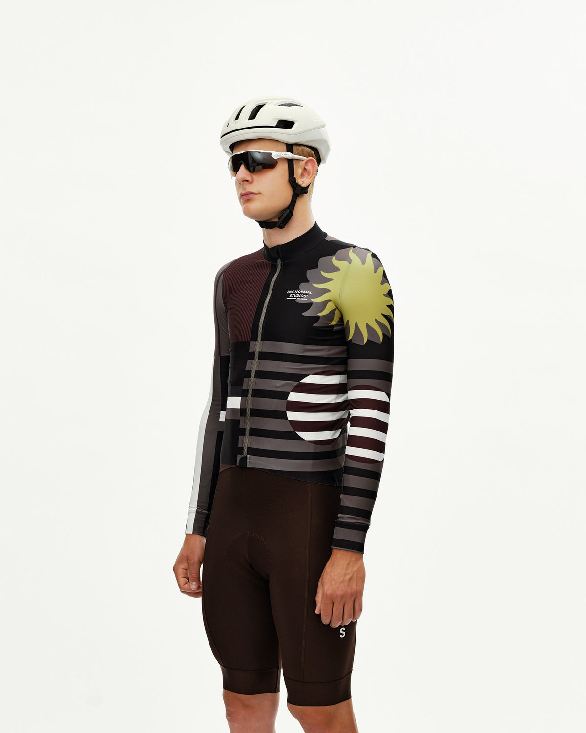 Maillot Largo Pas Normal Studios Mechanism en AOP International Dark Olive, sobre ciclista #Color_AOP International Dark Olive