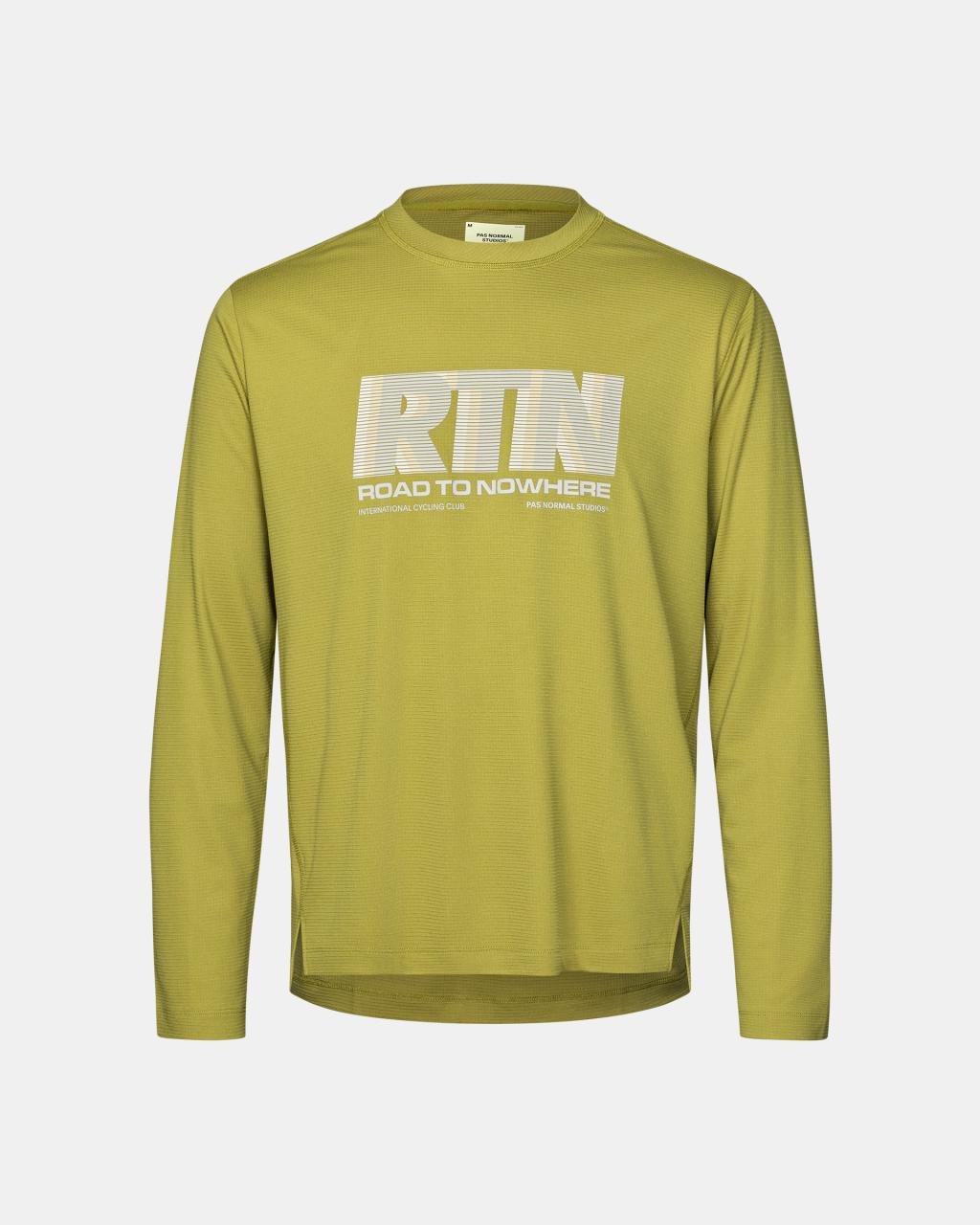Camiseta Manga Larga Hombre Pas Normal Studios Balance en Dark Lime, vista frontal #Color_Dark Lime
