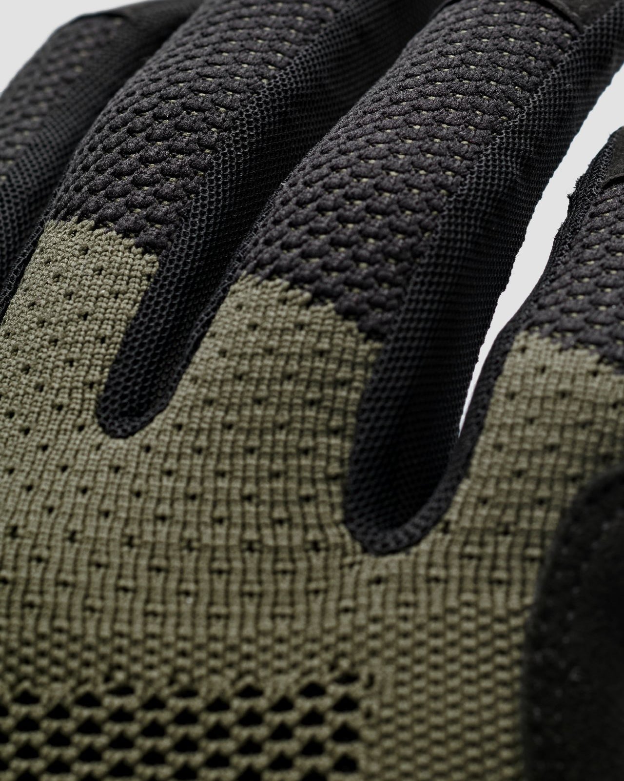 Guantes largos MAAP Alt Road Glove en Olive, vista de detalle #Color_Olive