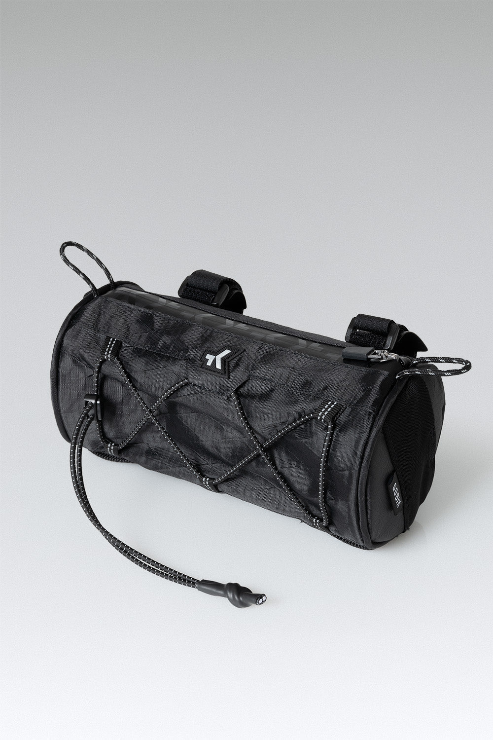 Bolsa de Manillar Gobik Wander 1.5L en True Black, bodegón de la bolsa negra con el sistema de fijación y el cordón elástico frontal #Color_True Black