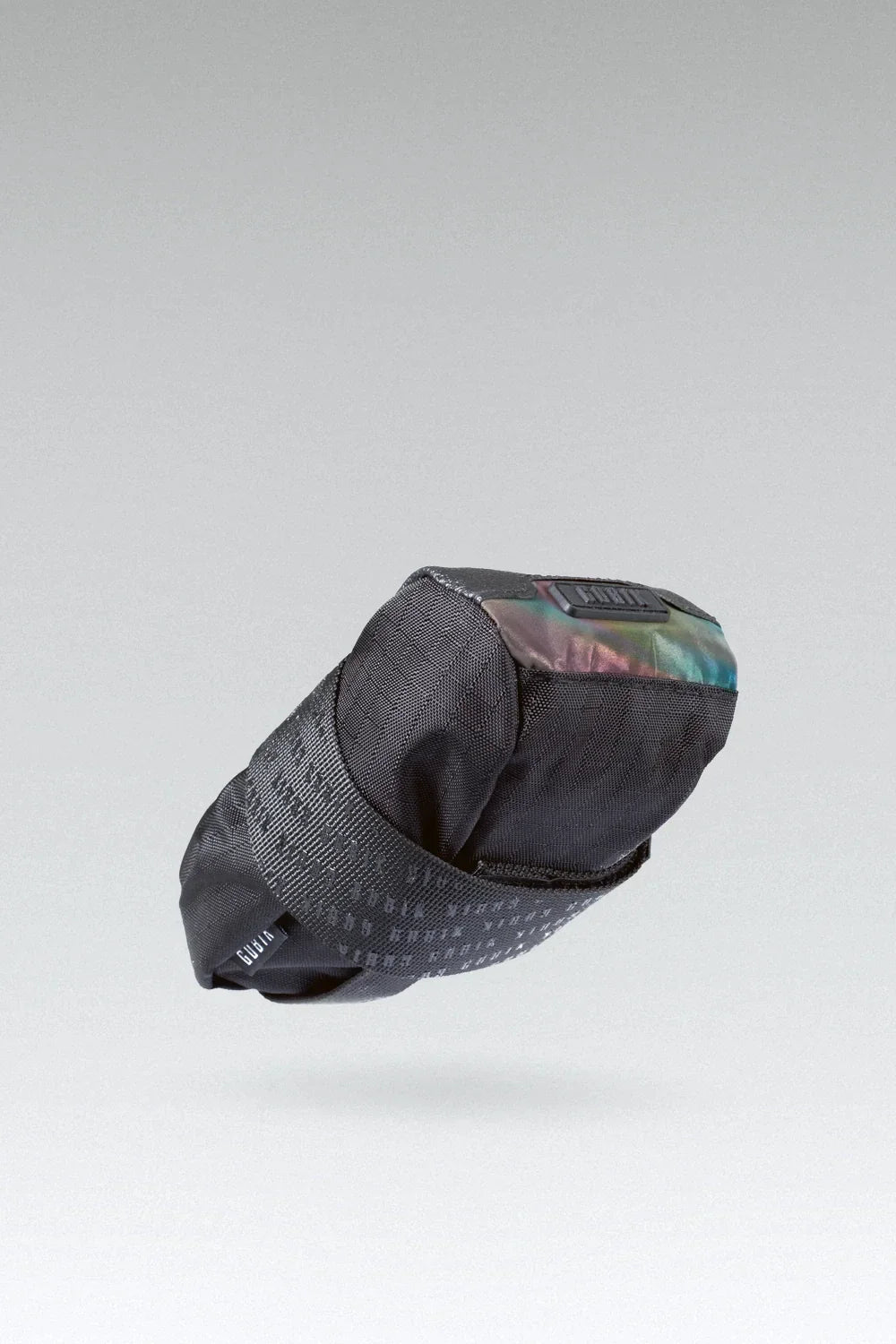 Bolsa de Sillín Gobik Pouch Grande en True Black, bodegón de la bolsa negra cerrada #Color_True Black