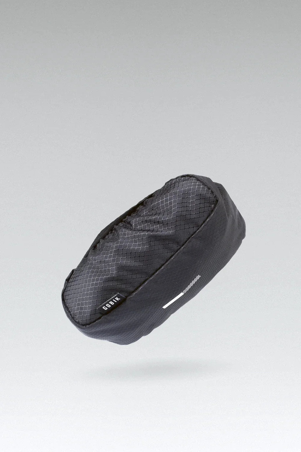 Bolsa de Sillín Gobik Pouch Grande en True Black, vista de la bolsa negra plegada sobre sí misma #Color_True Black