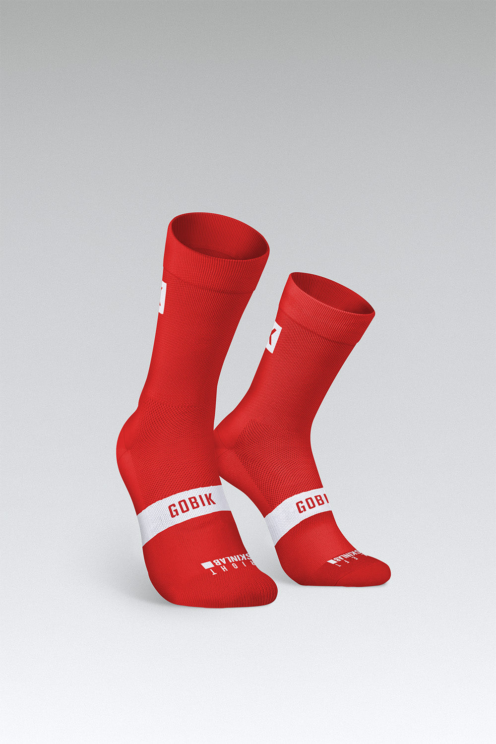 Calcetines Gobik Iro 2.0 en Classic Red, bodegón del par de calcetines rojos con la banda blanca del logotipo #Color_Classic Red