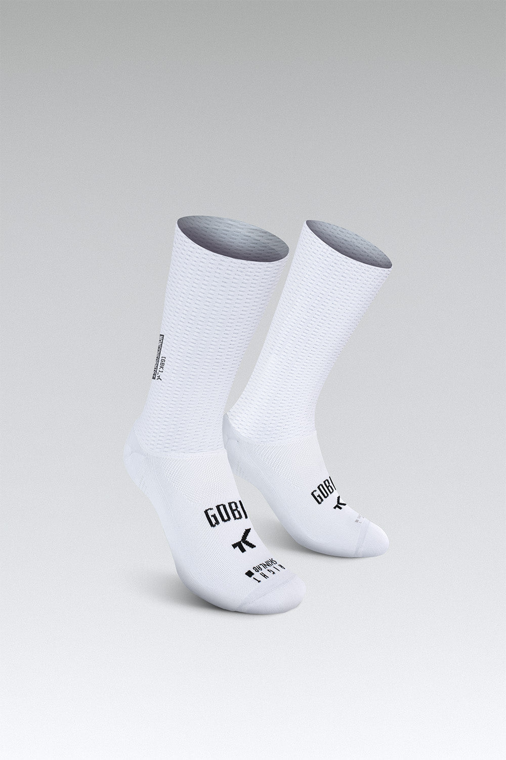 Calcetines Gobik Vortex 2.0 en Salt, bodegón del par de calcetines aerodinámicos blancos de caña alta #Color_Salt