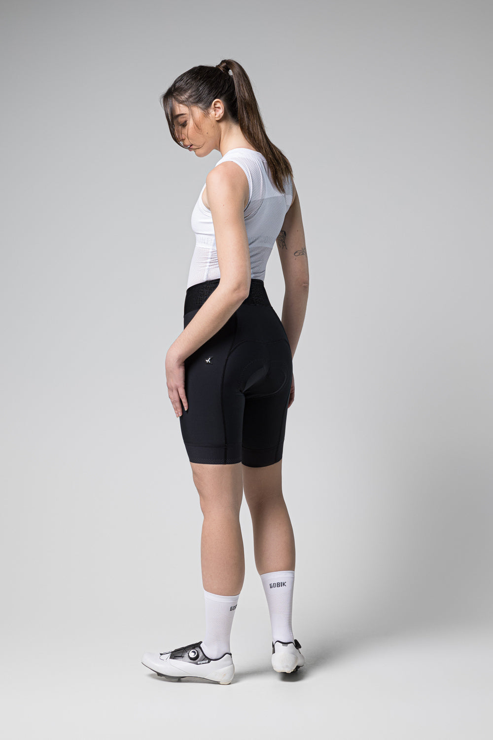Mallas Cortas Mujer Gobik Limited 6.0 en Black, vista trasera sobre modelo #Color_Black