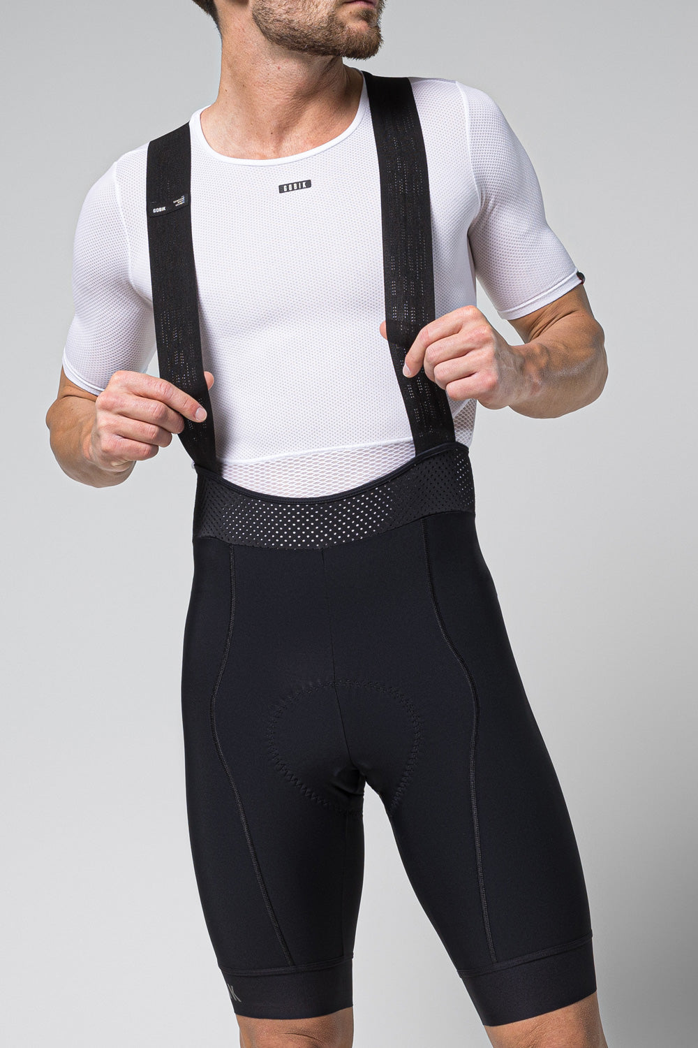 Culotte Corto Gobik Limited 6.0 en Black, detalle del tirante sobre el torso #Color_Black