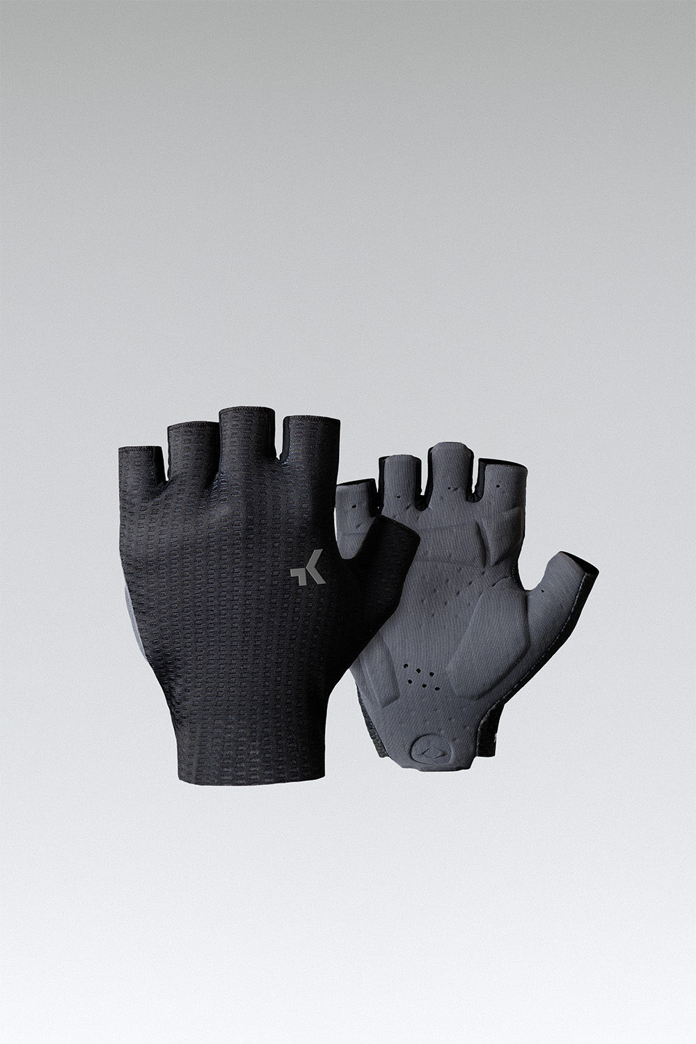 Guantes Gobik Viper Solid en Black, bodegón del par de guantes cortos negros sobre fondo gris #Color_Black