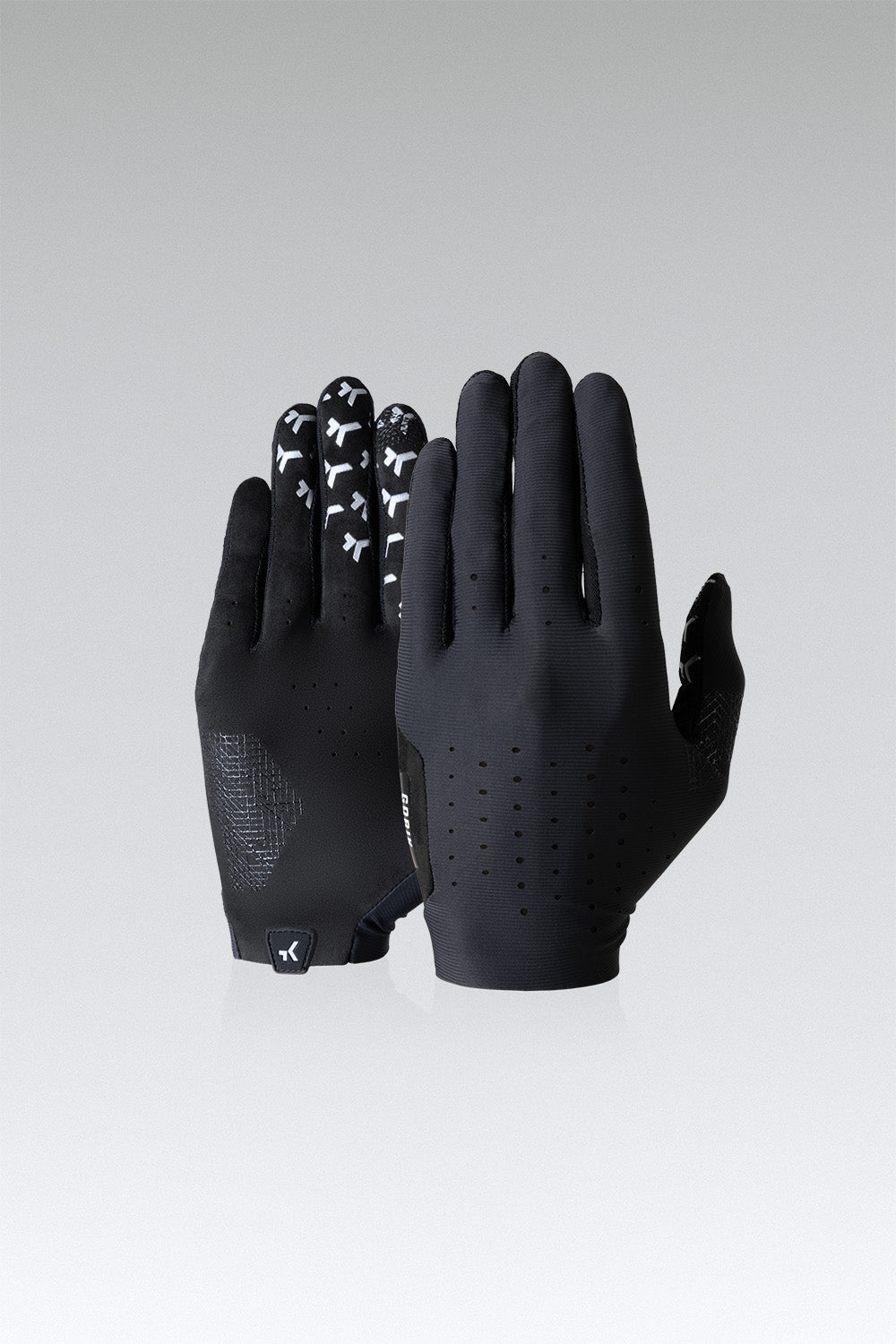 Guantes Gobik Swift Trail en True Black, bodegón del par de guantes largos con la palma y el dorso a la vista #Color_True Black