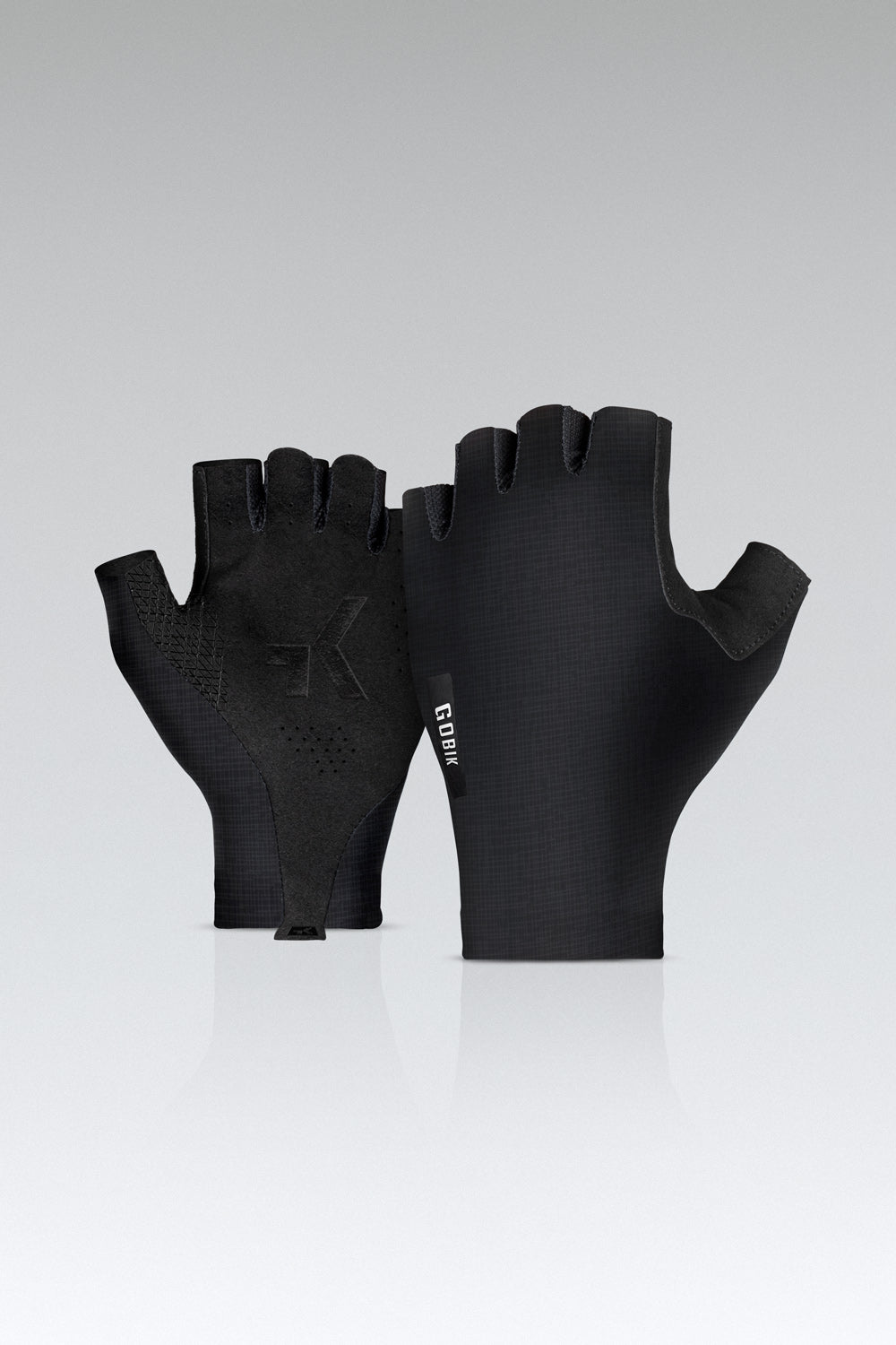 Guantes Gobik Mamba 2.0 en Black, bodegón del par de guantes cortos sobre fondo gris #Color_Black