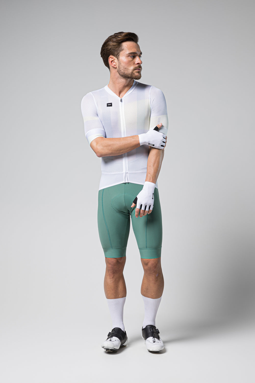 Guantes Gobik Mamba 2.0 en White, ciclista de cuerpo entero con maillot blanco y los guantes puestos #Color_White