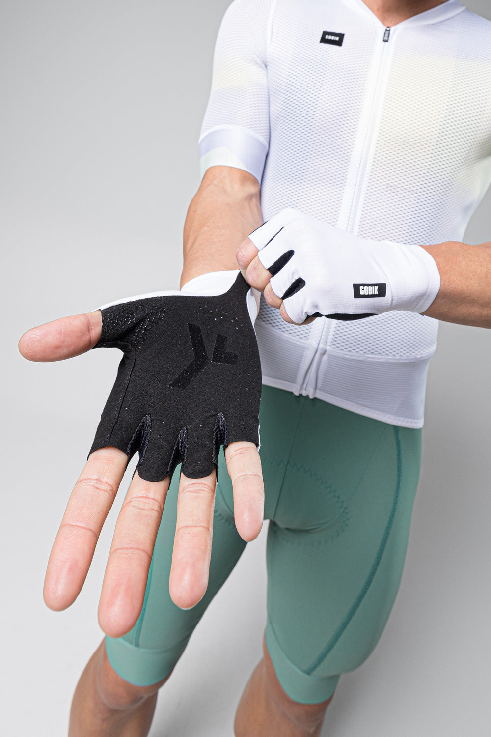 Guantes Gobik Mamba 2.0 en White, detalle de la palma negra del guante sobre modelo #Color_White