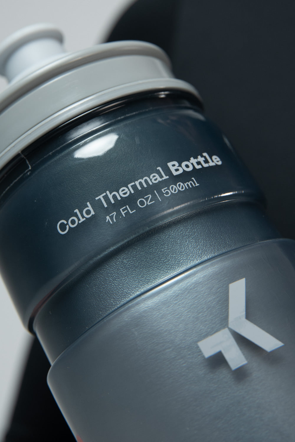 Bidón Térmico Gobik Ice Fly en Shaded, detalle del cuerpo con la inscripción Cold Thermal Bottle #Color_Shaded