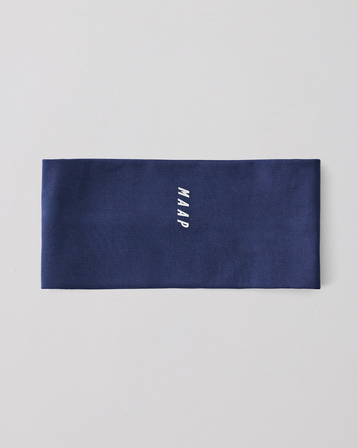 Diadema MAAP Thermal Wool Headband en Navy, colocada bajo el casco #Color_Navy