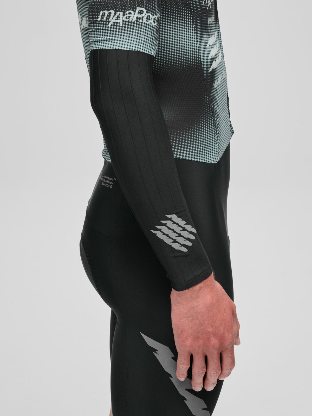 Calentadores de Brazo Maap Pro Aero Warmers en Black, puesto, foto 2 #Color_Black
