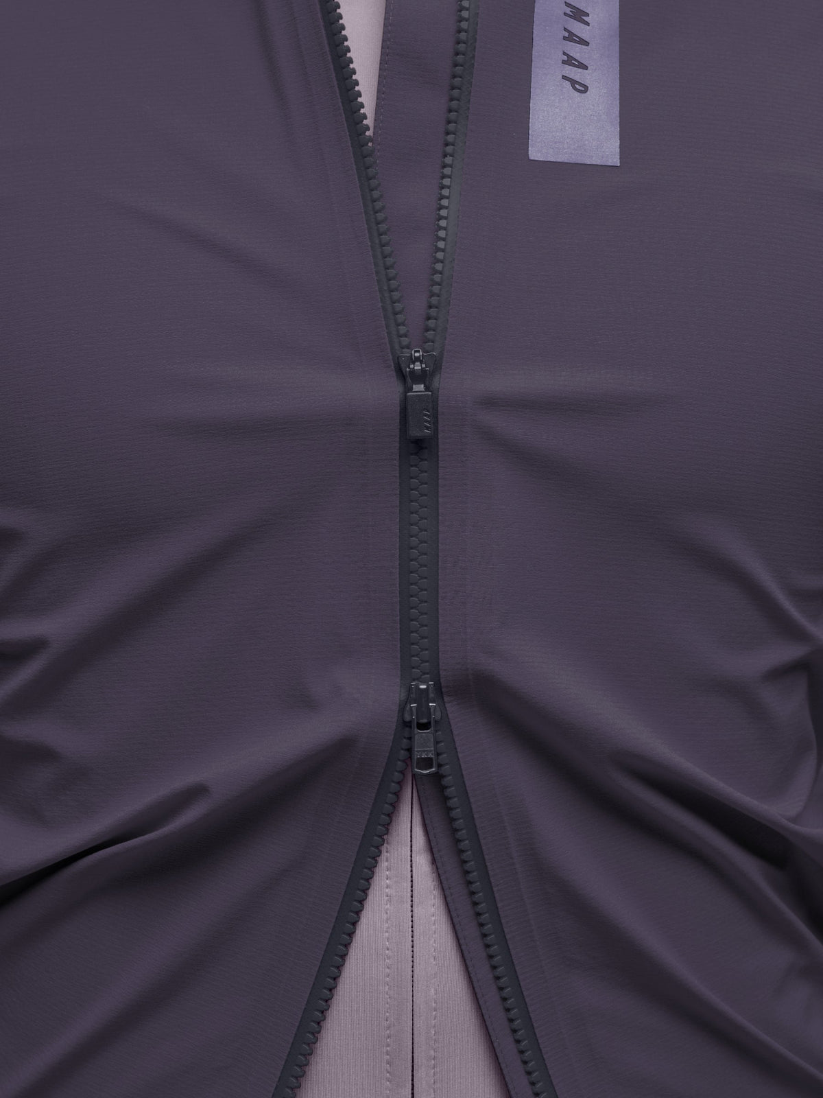 Chaqueta Maap Pro Atmos Jacket en Azul marino oscuro, puesta, imagen 3 #Color_Azul marino oscuro