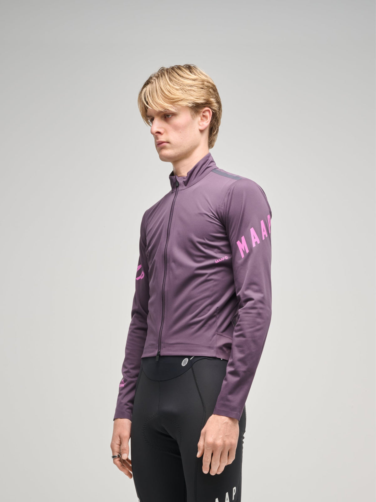 Chaqueta Maap Elements Pro Race Jacket en Mulberry, puesta, imagen 1 #Color_Mulberry