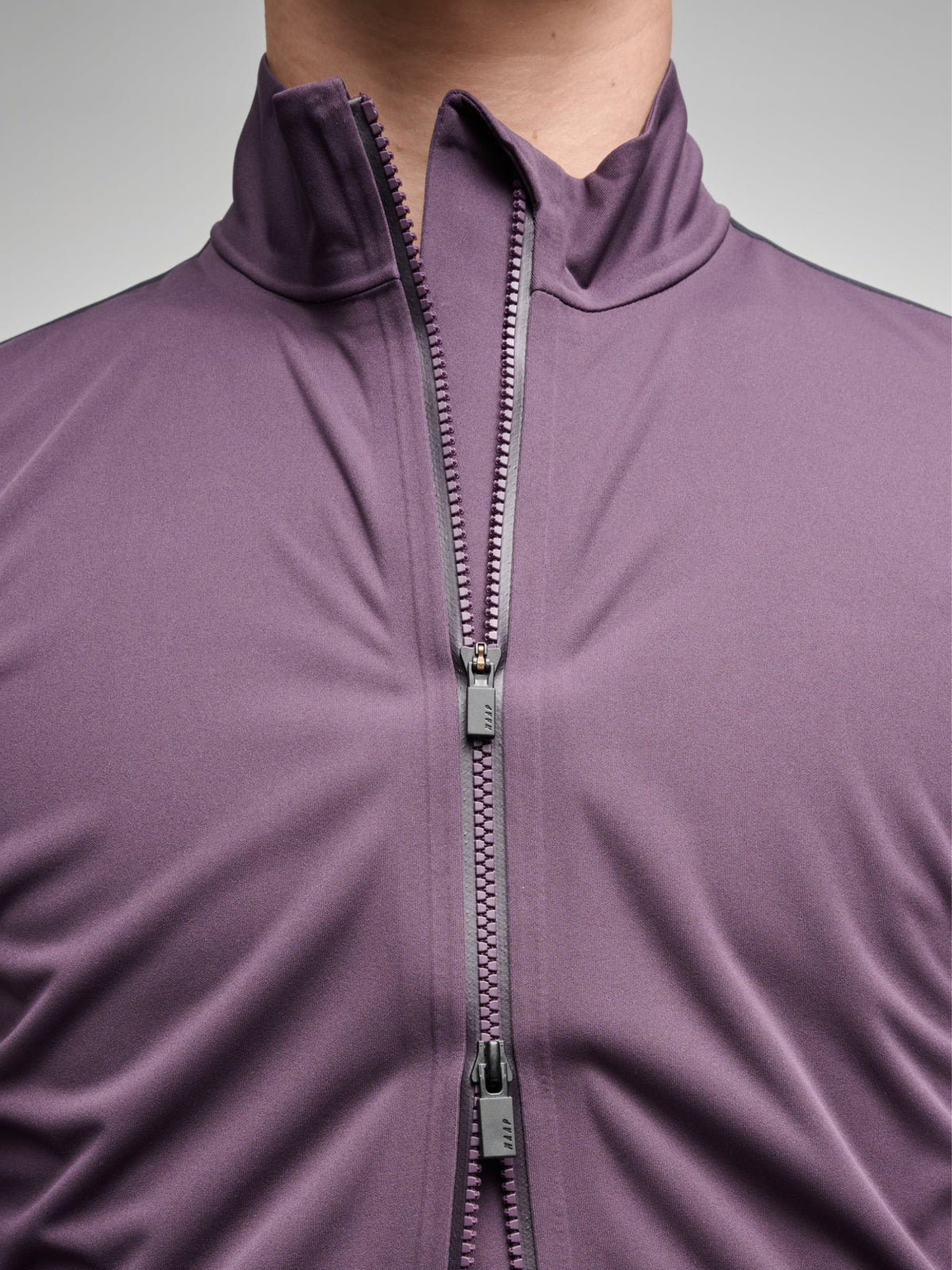Chaqueta Maap Elements Pro Race Jacket en Mulberry, puesta, imagen 2 #Color_Mulberry