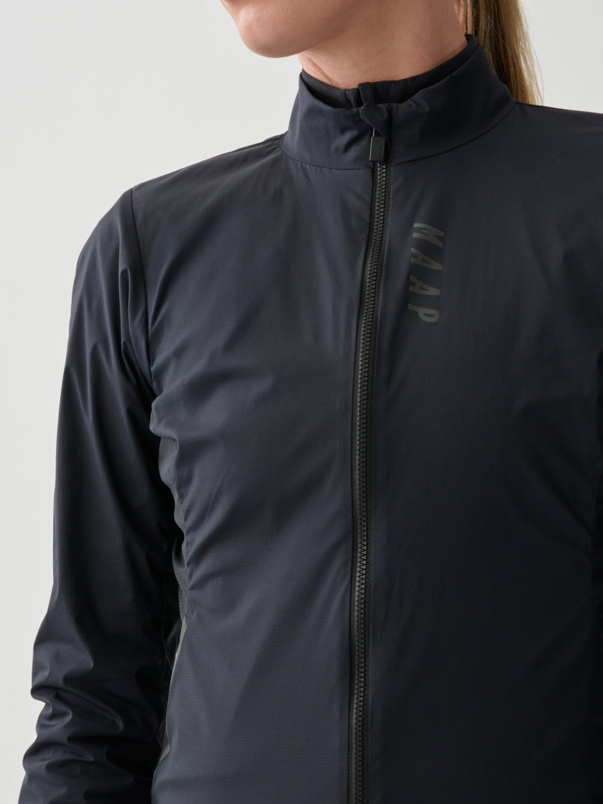 Chaqueta MAAP Women's Team Flow+ Jacket en Jet Black, vista posterior #Color_Jet Black