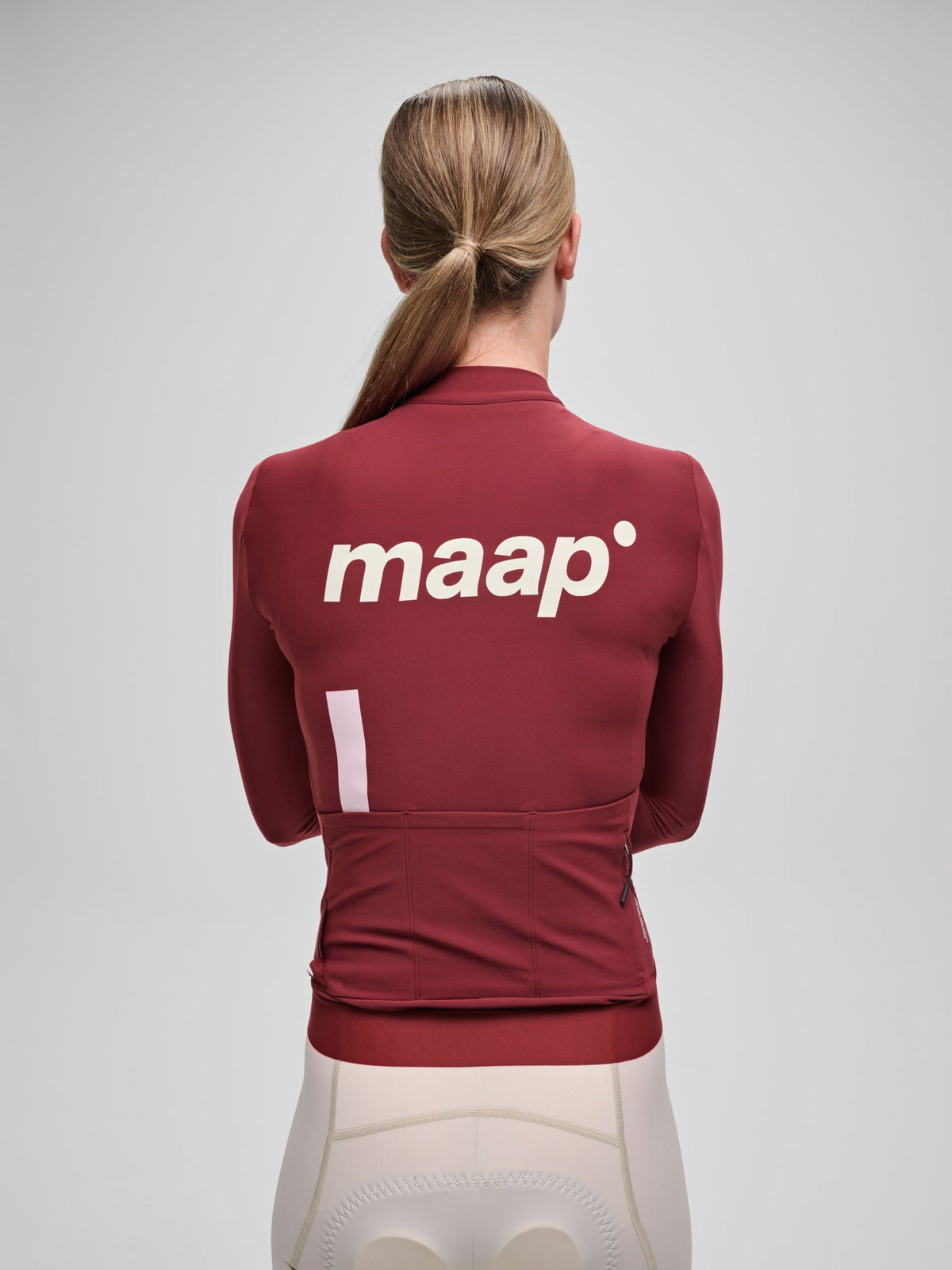 Maillot Largo Mujer Maap Training Thermal LS Jersey 2.0 en Pomegranate, modelo, vista 4 #Color_Pomegranate