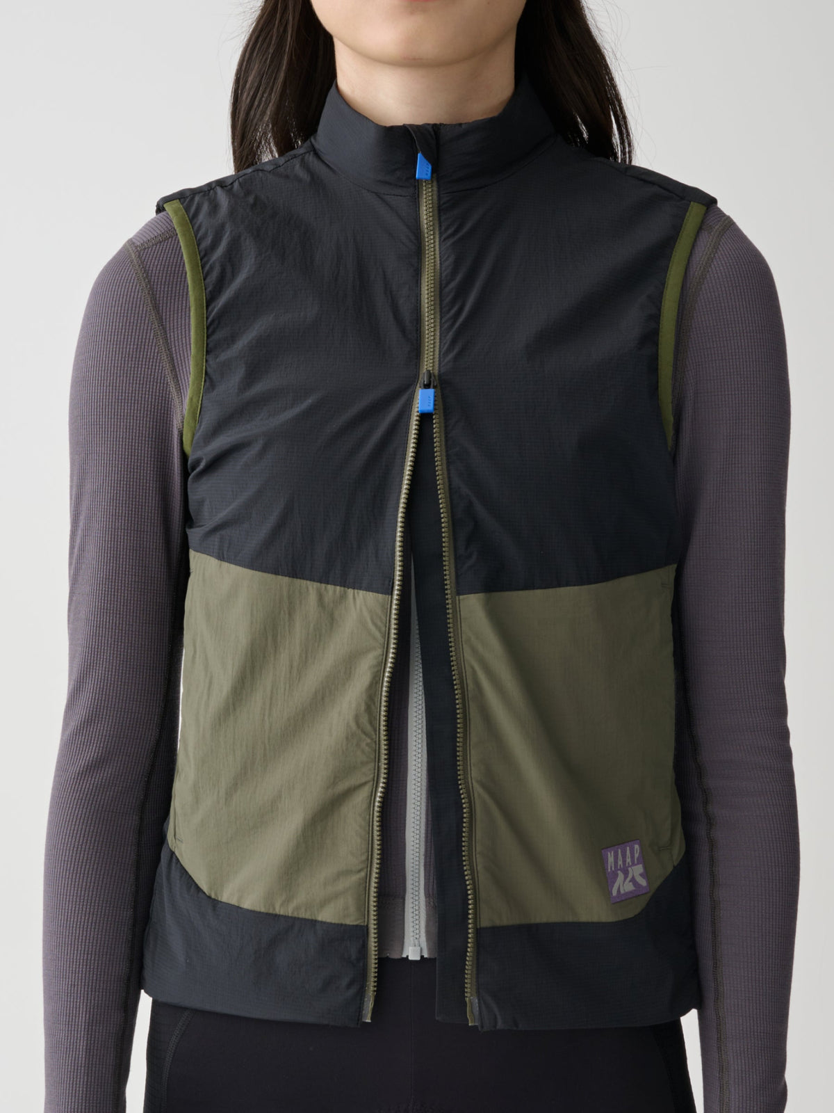 Chaleco de mujer MAAP Alt Road Insulated Vest en Black, vista trasera #Color_Black