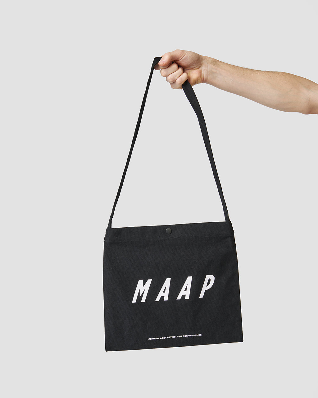 Bolsa MAAP Musette en Black, detalle de la correa #Color_Black
