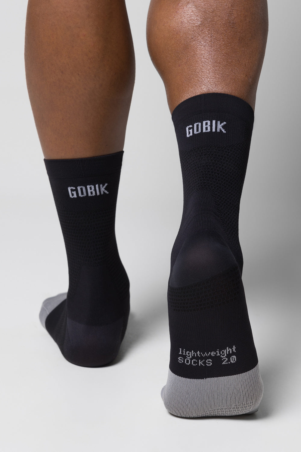 Calcetines Gobik Lightweight 2.0 en Jasper, vista trasera de las piernas del modelo con los calcetines puestos #Color_Jasper