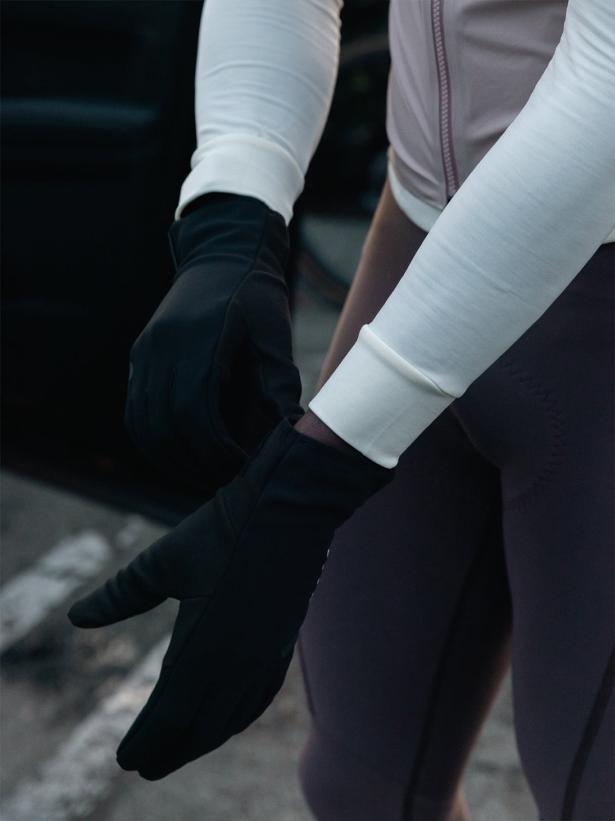 Guantes de invierno MAAP Winter Glove en Black, en uso sobre la bici #Color_Black
