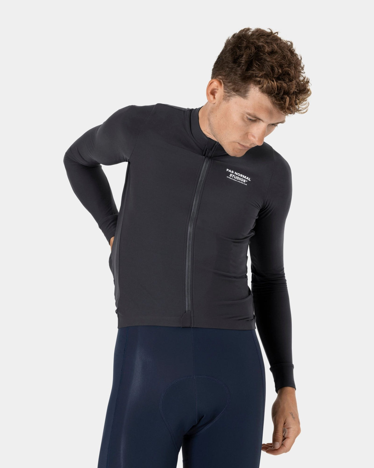 Maillot Largo Pas Normal Studios Mechanism en Black Pearl, sobre ciclista #Color_Black Pearl