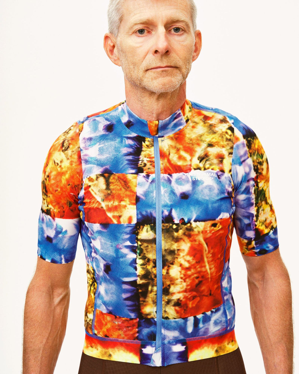 Maillot Corto Pas Normal Studios Essential en Kaleidoscope Multi, vista frontal sobre ciclista #Color_Kaleidoscope Multi