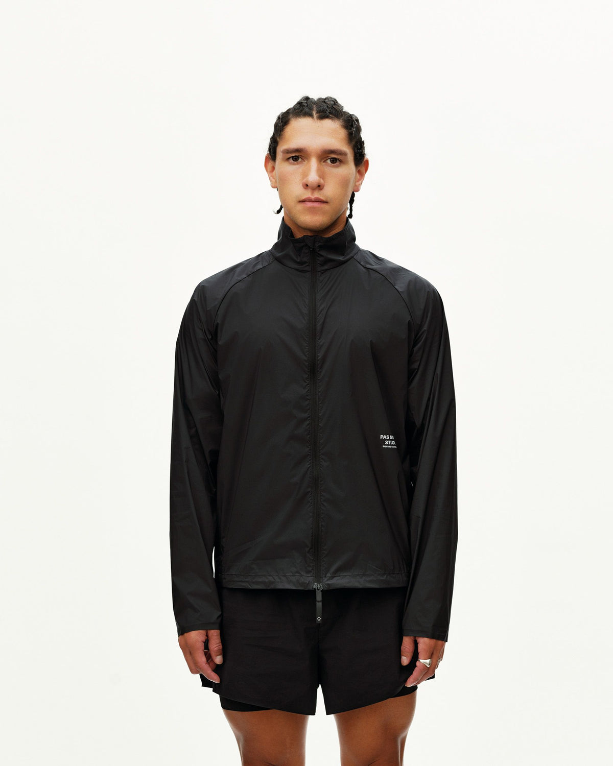 Chaqueta Pas Normal Studios Balance Windproof en Negro, puesta, vista frontal #Color_Negro