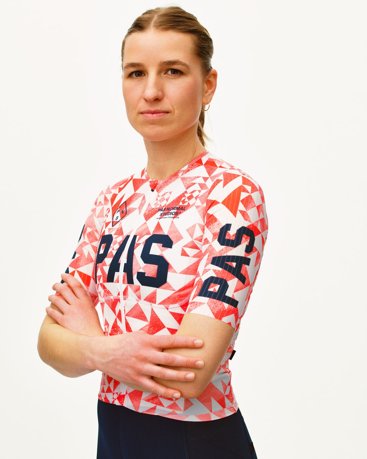 Maillot Mujer Pas Normal Studios PAS Mechanism Pro en PAS Origami, sobre ciclista, vista frontal #Color_PAS Origami