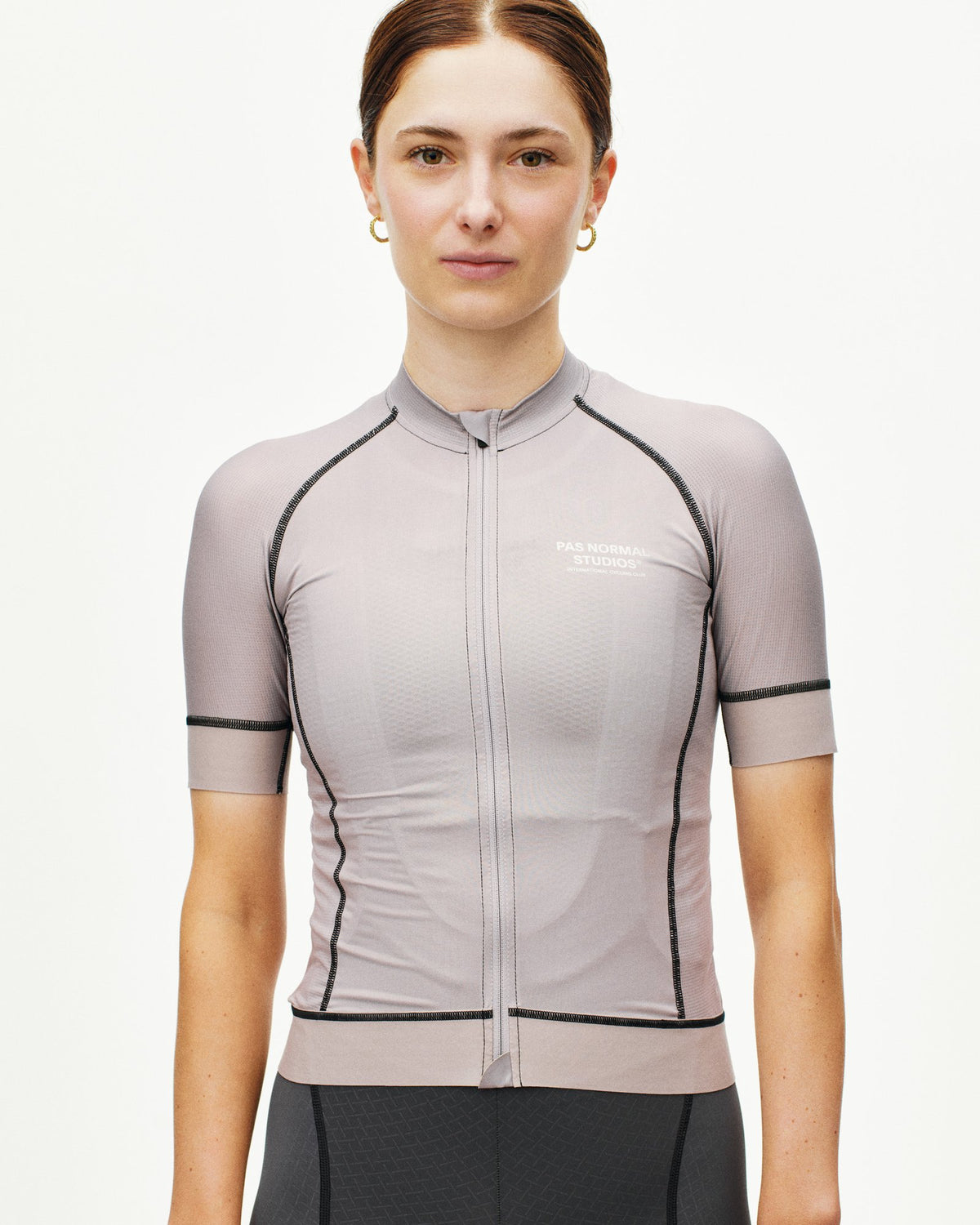 Maillot Corto Mujer Pas Normal Studios Mechanism en Haze, foto de modelo frontal #Color_Haze