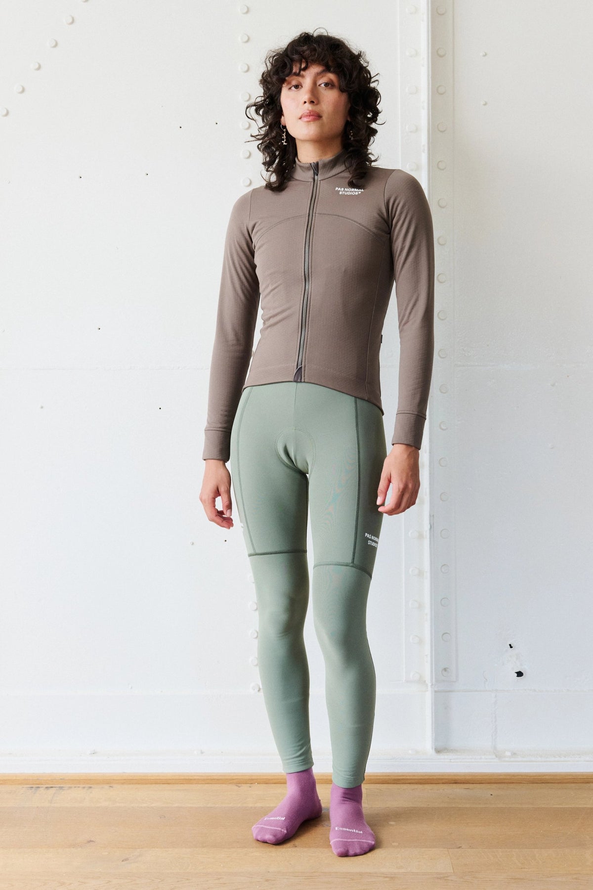 Maillot largo mujer Pas Normal Studios Essential Thermal en Ash Brown, foto de modelo de cuerpo entero #Color_Ash Brown
