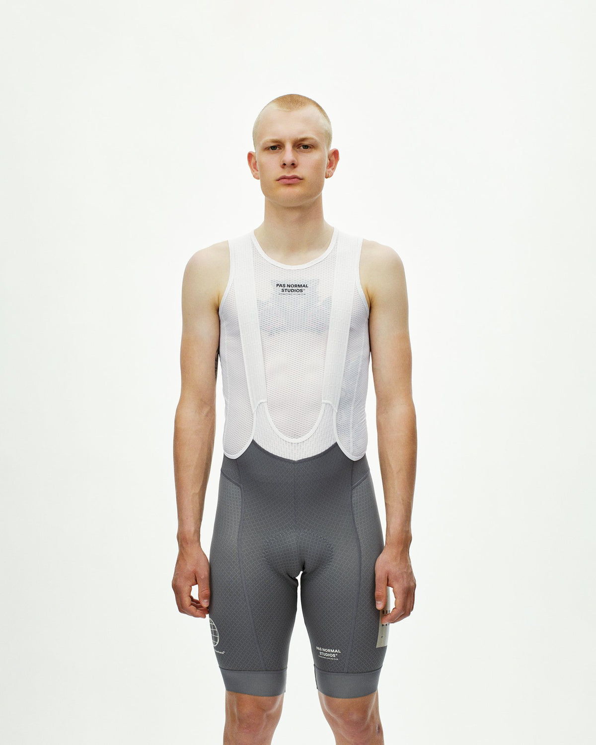Culotte corto Pas Normal Studios Mechanism Logo en Medium Grey, llevado por el modelo, vista frontal #Color_Medium Grey