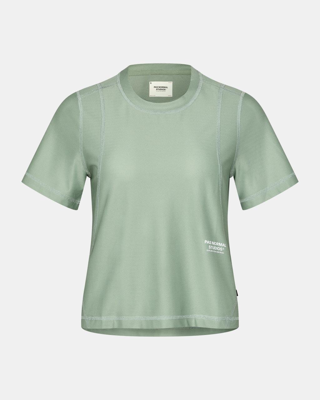 Camiseta Mujer Pas Normal Studios Balance en Green Sage, vista frontal #Color_Green Sage