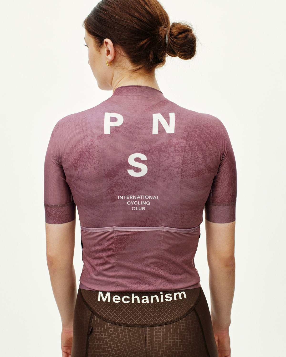 Maillot Corto Mujer Pas Normal Studios Mechanism en AOP Dark Mauve, foto de modelo trasera #Color_AOP Dark Mauve