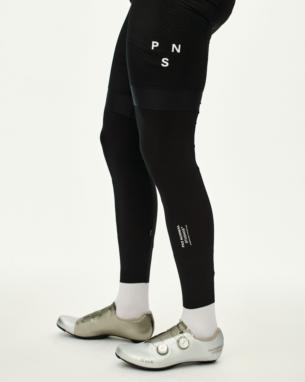Logo Leg UV Protector Black en uso #Color_Black