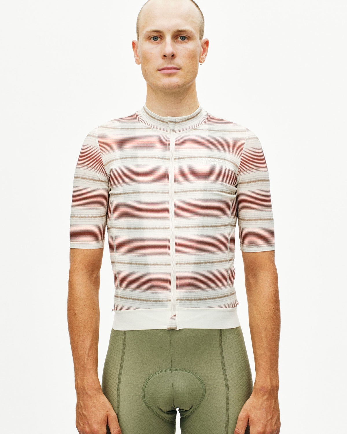 Maillot Corto Pas Normal Studios Essential en Off White Stripe, vista frontal sobre ciclista #Color_Off White Stripe