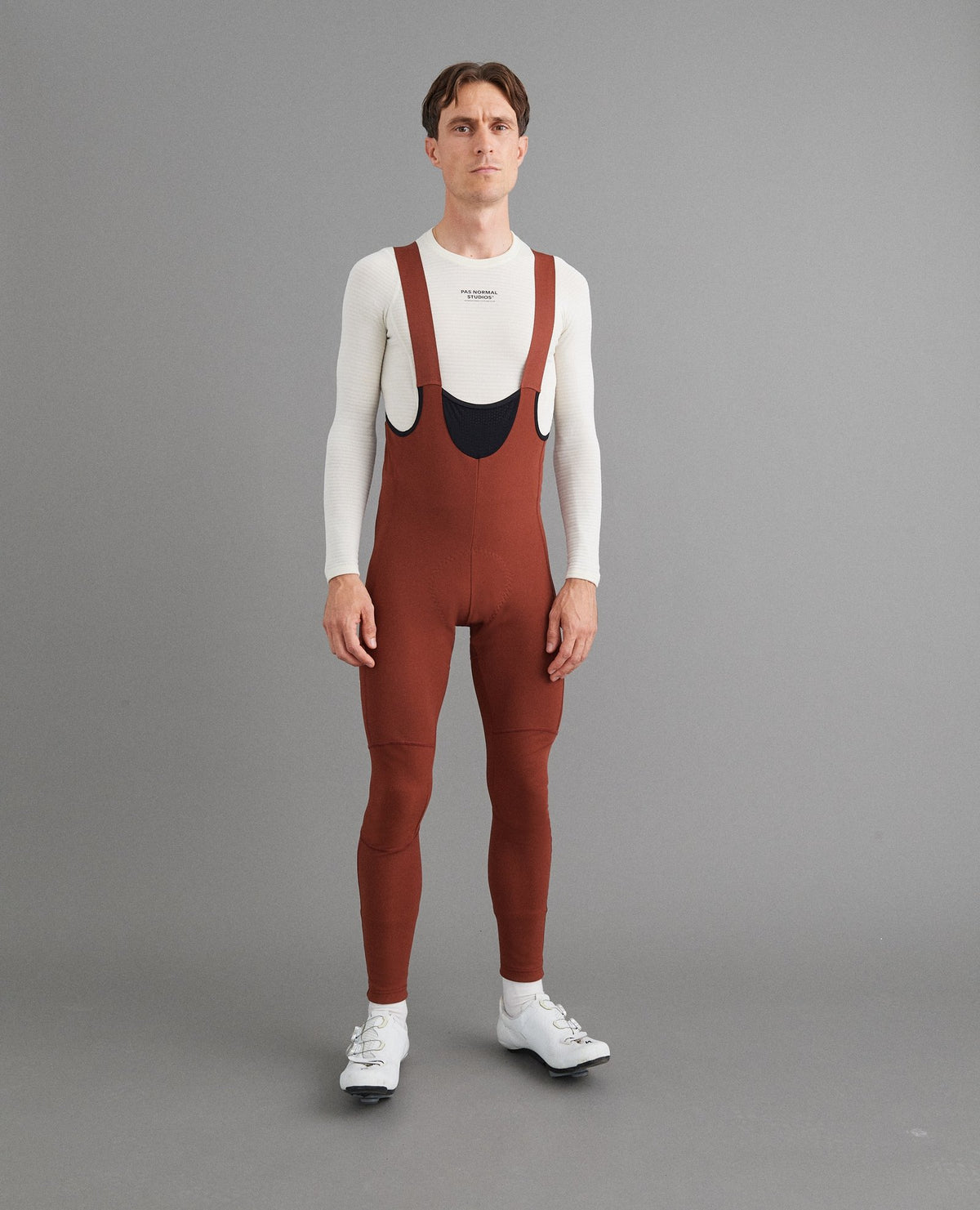 Culotte largo Pas Normal Studios Mechanism Deep Winter en Mahogany, llevado por el modelo, vista frontal #Color_Mahogany